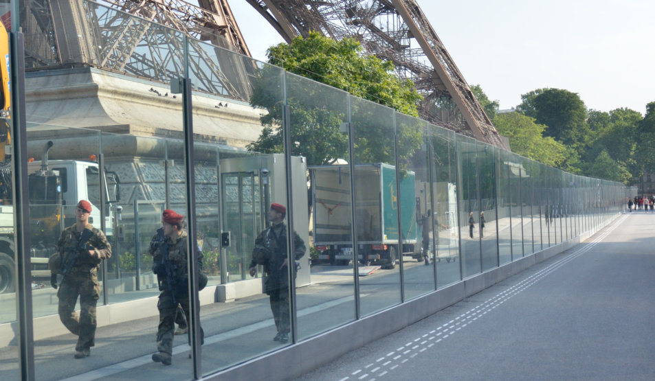 Mur de vitres blindées pour tour Eiffel avec militaires par ProTech Sécurité
