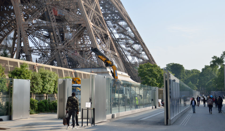 Entrée avec vitres blindées pour véhicule pour la tour Eiffel par ProTech Sécurité