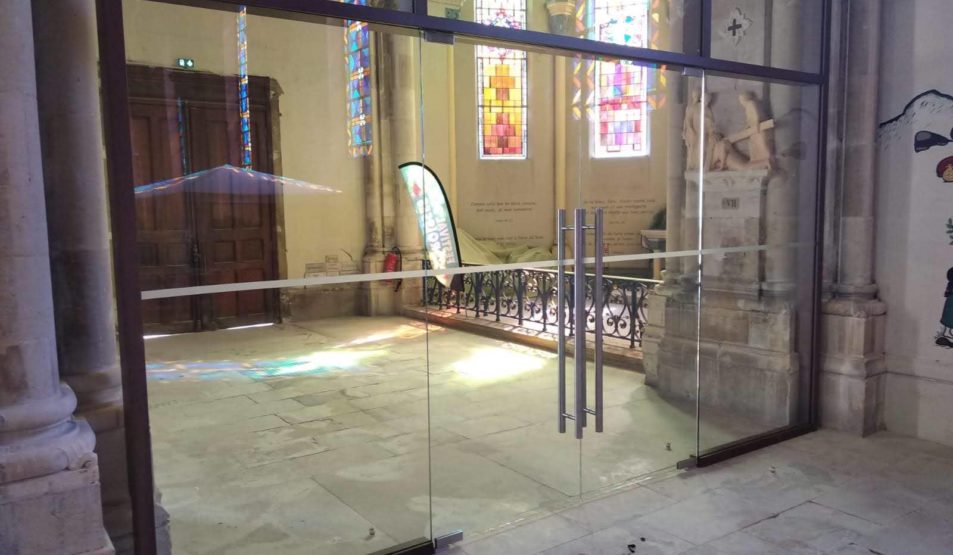 Cloisons vitrée de porte dans une église par ProTech Sécurité
