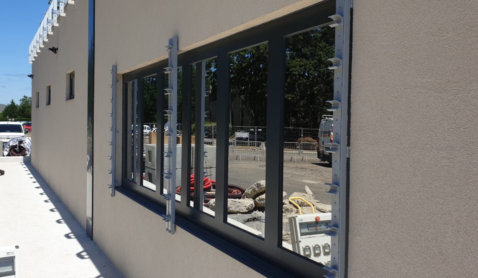 Mise en place vitre blindée pour bâtiment